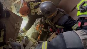 Equipas de resgate procuram por sobreviventes após ataque russo a Kiev