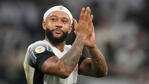 Depay queixa-se da relva sintética: «Mata o jogo!»