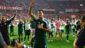 Futebolista do Panathinaikos agradece o apoio dos adeptos no estádio