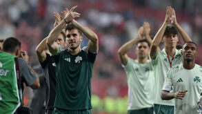 Jogadores do Panathinaikos aplaudem adeptos no Estádio Olímpico de Atenas