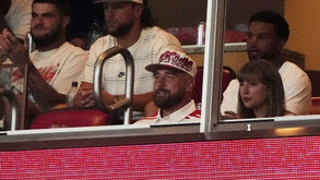 Taylor Swift e Travis Kelce fazem primeira aparição pública desde que anunciaram o noivado