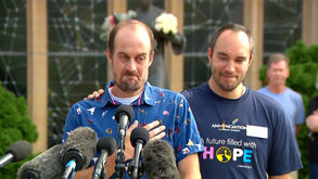 «Deem um beijo extra aos vossos filhos hoje»: o discurso emocionado do pai de uma das crianças mortas em escola dos EUA 