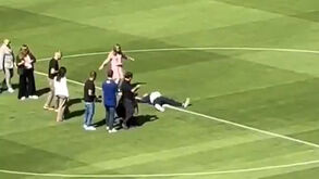 Laporta é apanhado a deitar-se no relvado do novo Camp Nou e momento torna-se viral