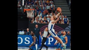 Jogador mais jovem no EuroBasket protagonizou um dos afundanços mais belos dos últimos tempos