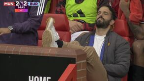 Mais memes a caminho? Ruben Amorim assistiu ao penálti de Bruno Fernandes... de pernas ao alto