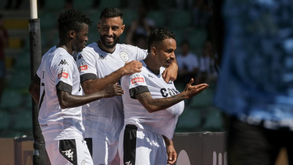 Jogadores do Nacional festejam golo frente ao Casa Pia