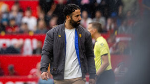 Treinador do Manchester United observa o jogo