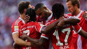 Jogadores do Bayern Munique celebram um golo contra o Augsburgo na Bundesliga