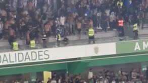 Confusão em Alvalade: o momento em que adeptos do FC Porto partem vidros que caem sobre um setor leonino