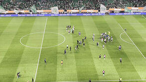 O ambiente pós-apito final em Alvalade: adeptos do FC Porto pedem título de campeão