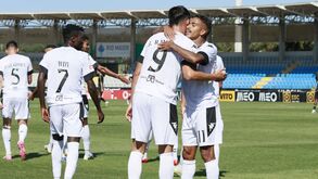 Jogadores do Nacional festejam golo frente ao Casa Pia, em Rio Maior