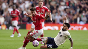  Lucas Paqueta e Neco Williams lutam pela posse de bola durante o Nottingham Forest-West Ham 