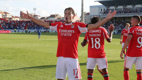 Benfica vence Alverca, mas sofre primeiro golo da época