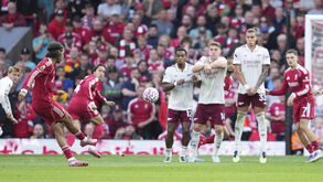 O momento em que Szoboszlai remata para o único golo do Liverpool-Arsenal
