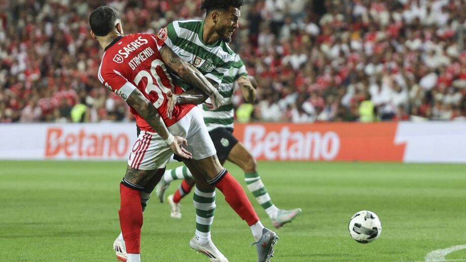 Luis Suárez substituiu Harder ao minuto 68 - ei-lo em duelo com Otamendo