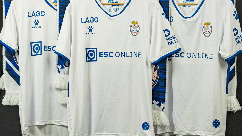 Feirense apresenta equipamento com nome de sócios