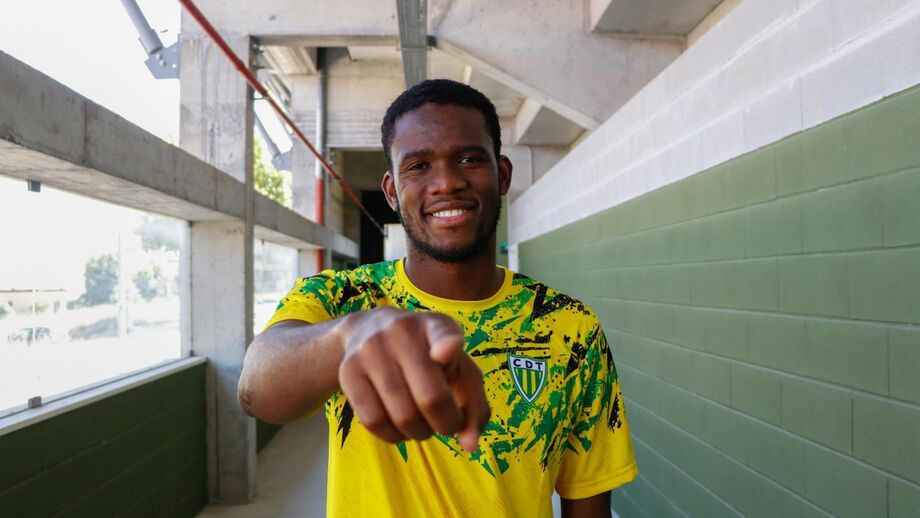 Yaya Sithole, médio do Tondela
