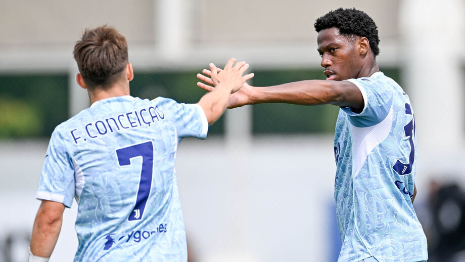 Francisco Conceição e Jonathan David festejam o golo frente ao Reggiana