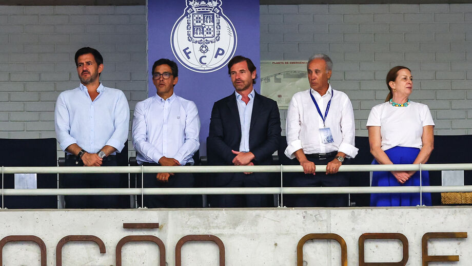 André Villas-Boas assiste ao jogo de apresentação frente ao Dínamo Bucareste