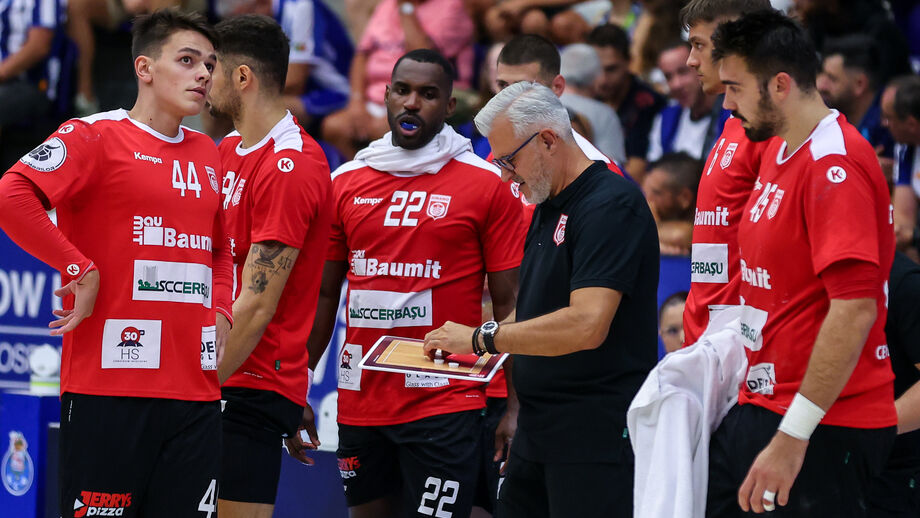 Paulo Pereira dá instruções ao seu Dínamo Bucareste