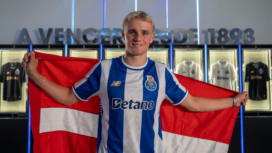 Froholdt, reforço do FC Porto, com a bandeira da Dinamarca