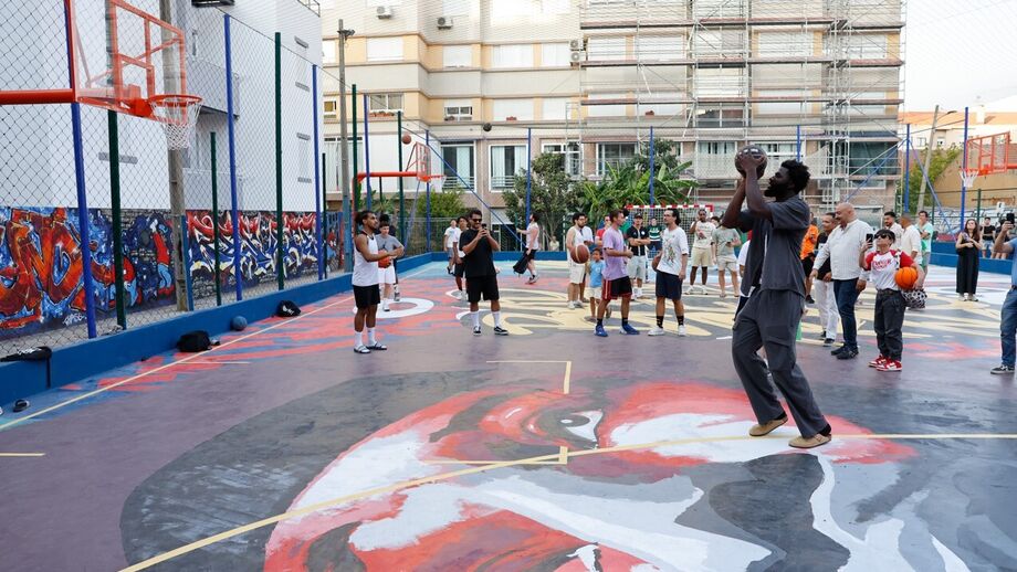 Neemias Queta homenageado no Barreiro