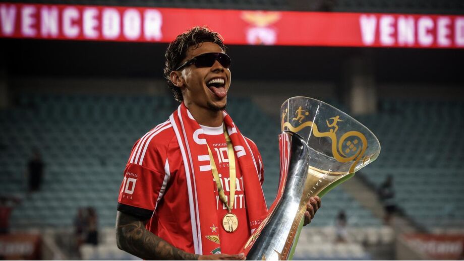 Richard Ríos celebra a conquista da Supertaça pelo Benfica