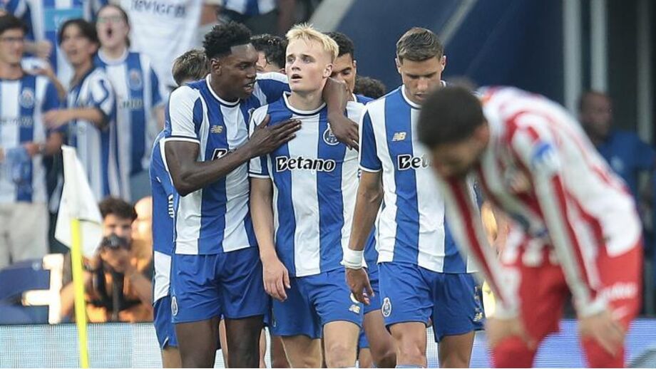Jogadores do FC Porto celebram golo de Froholdt frente ao At. Madrid