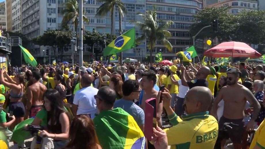 Milhares de apoiantes do ex-presidente do Brasil na praia de Copacabana