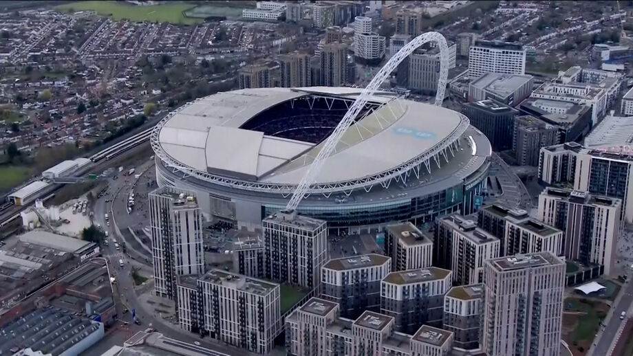 Homem morre ao cair durante concerto dos Oasis no Estádio de Wembley