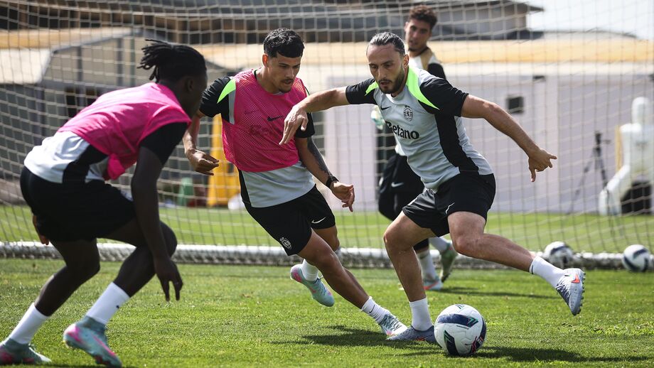 Jogadores do Sporting em treino no relvado