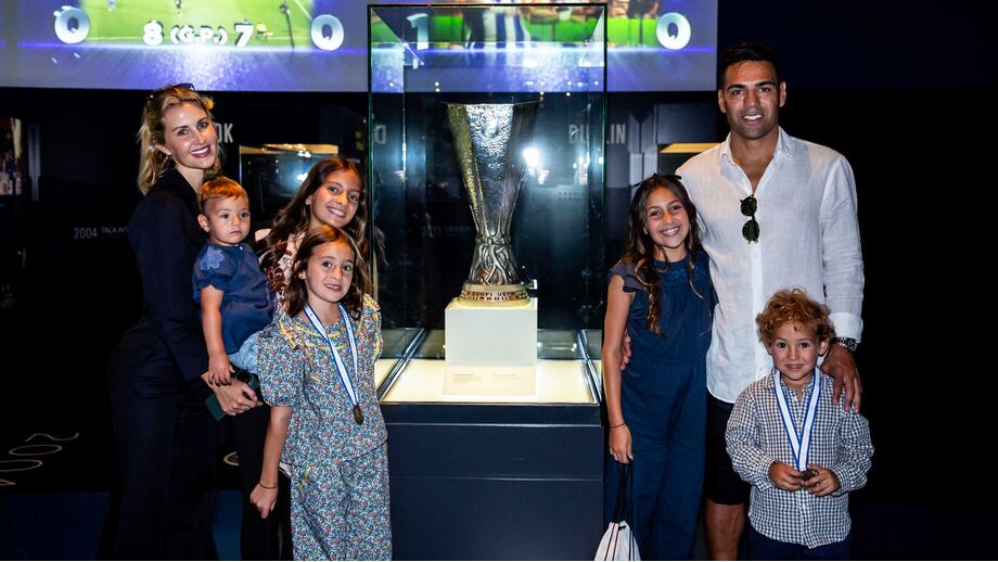 Radamel Falcão com a família no Museu FC Porto