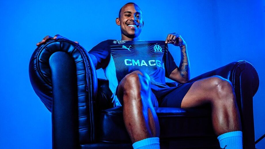 Igor Paixão durante as fotos oficiais com o equipamento do Marselha