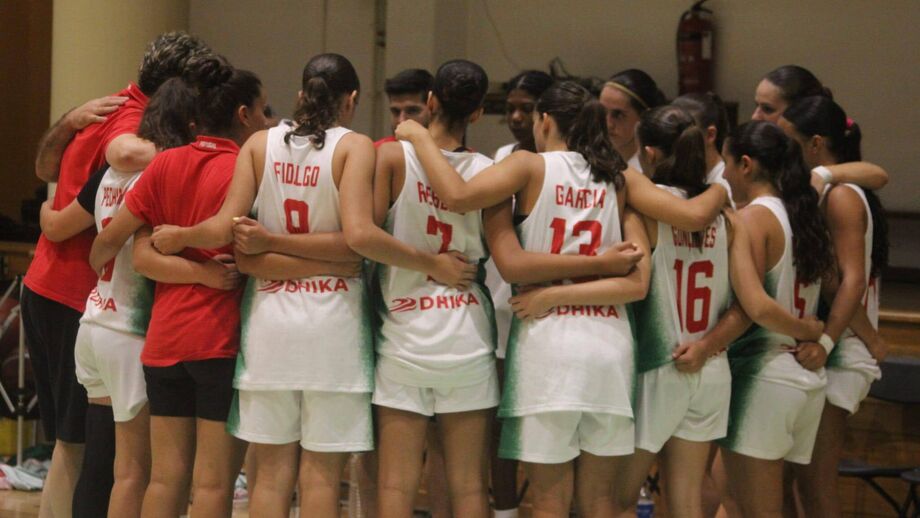 Equipa de basquetebol une-se em campo para momento de apoio