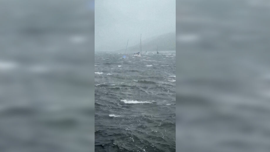 Registo também de árvores tombadas e de linhas de eletricidade danificadas