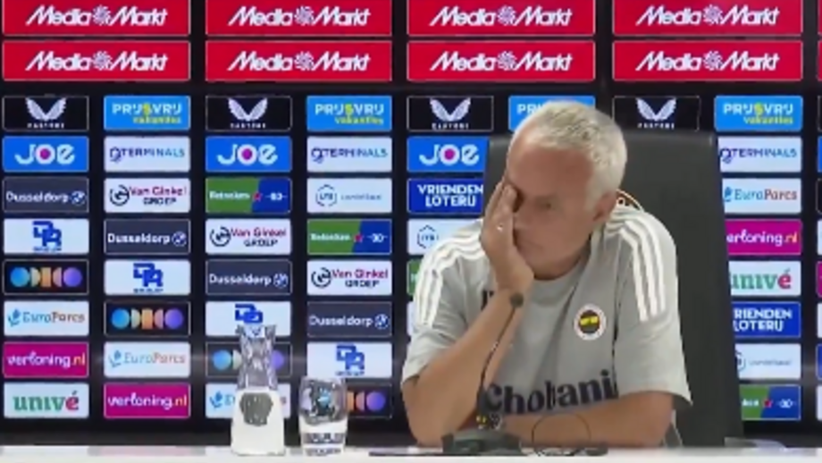 Treinador não conteve a emoção na conferência de antevisão do duelo entre Fenerbahçe e Feyenoord 