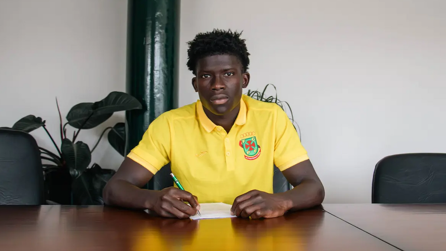 Vlad, jovem goleador, assina contrato profissional com P. Ferreira