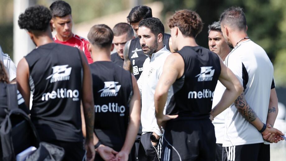 João Pereira fala ao plantel durante um treino 