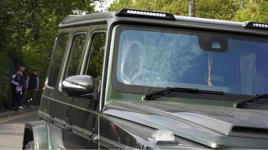 Alexander Isak à chegada ao centro de treinos do Newcastle esta quarta-feira