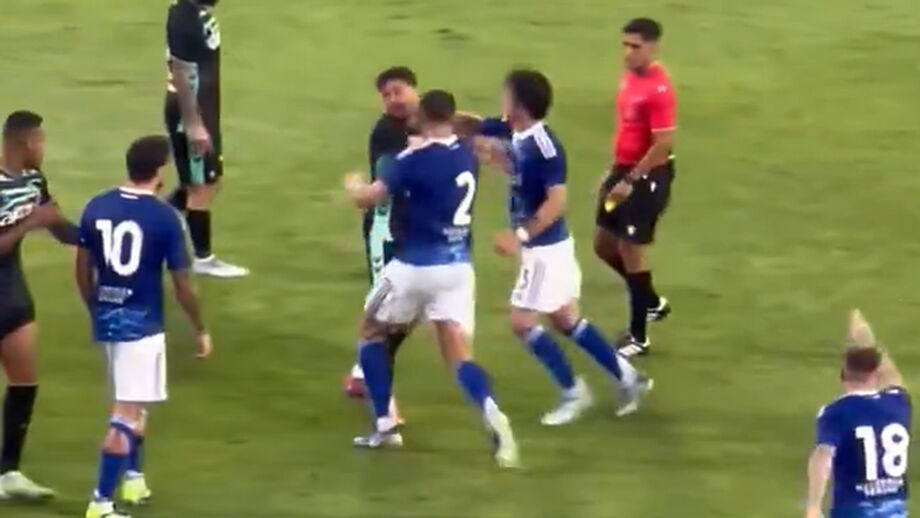 Momento gerou uma enorme confusão no relvado, com dezenas de pessoas a tentarem acalmar os ânimos