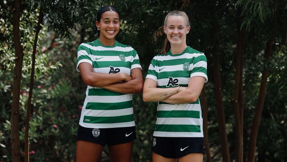 Jogadoras do Sporting CP posam com a nova camisola