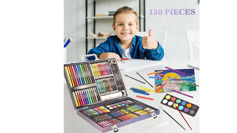 Criança feliz com kit de arte de 150 peças para pintar e desenhar