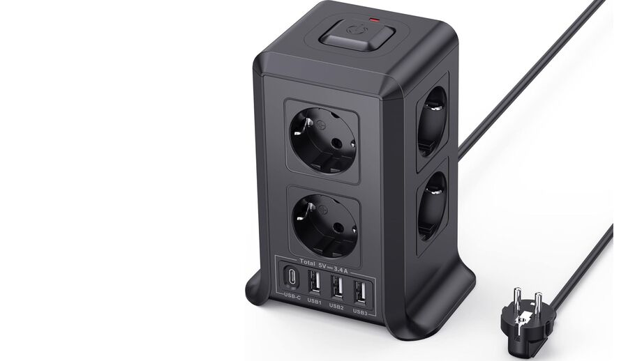 Torre de tomada elétrica preta com várias portas USB para carregar dispositivos