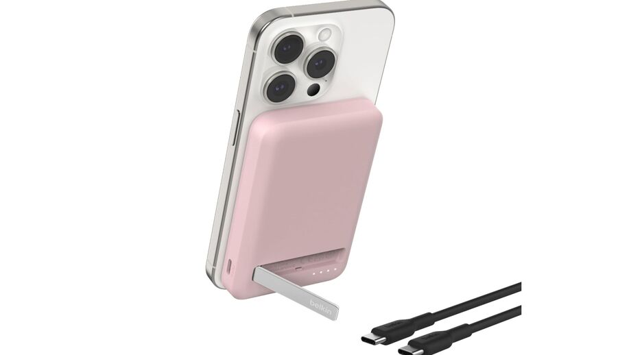 iPhone com bateria externa rosa da Belkin e cabo USB-C