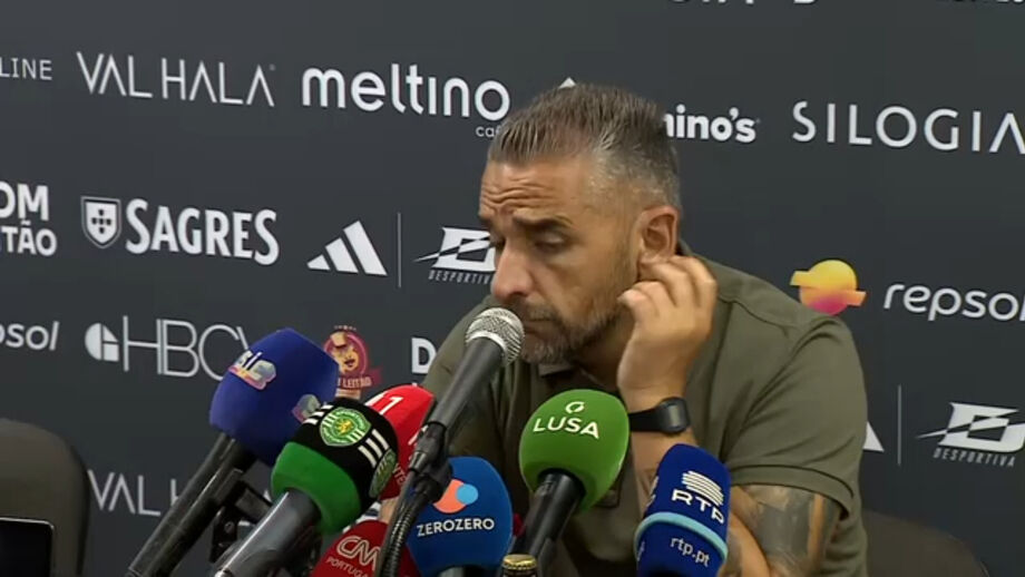 Treinador dos leões com expressão curiosa