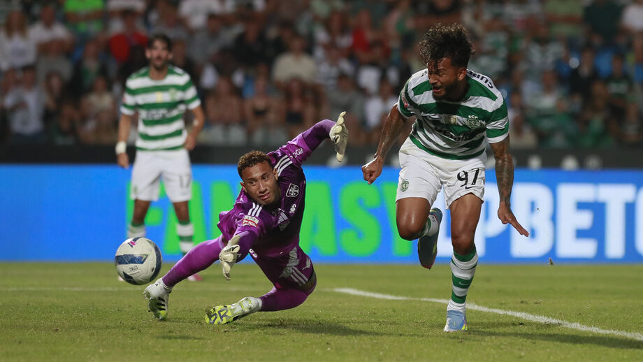 Luis Suárez esteve perto de marcar ao Casa Pia