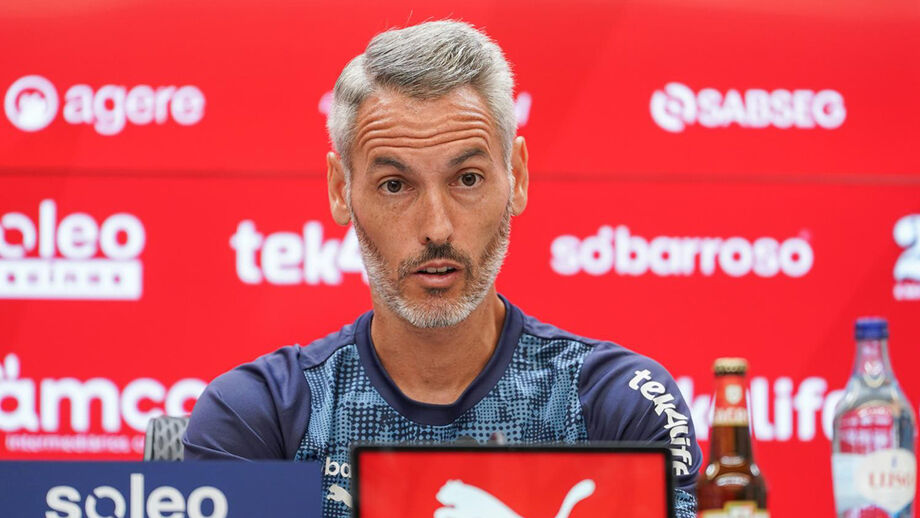 Carlos Vicens apoia os jogadores do Sp. Braga antes do jogo com o Moreirense