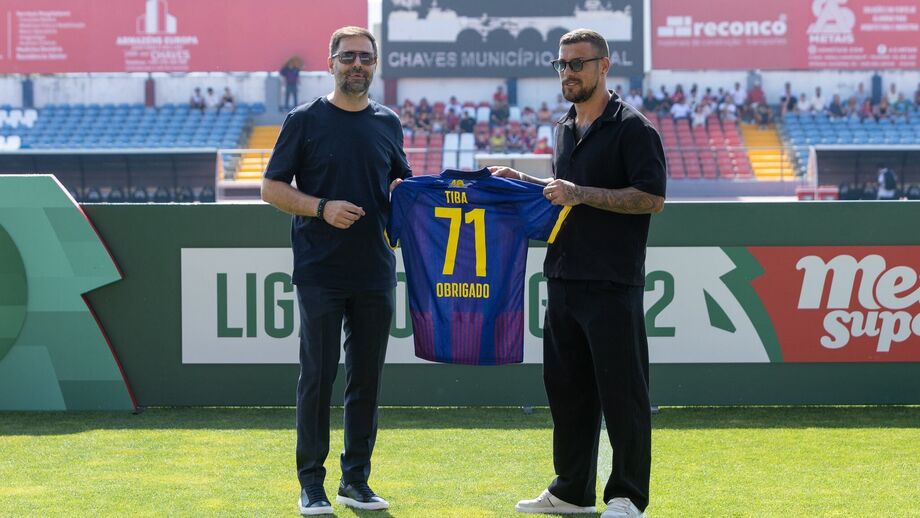 Homenagem a Pedro Tiba, ex-jogador do Chaves, antes do jogo com o Benfica B