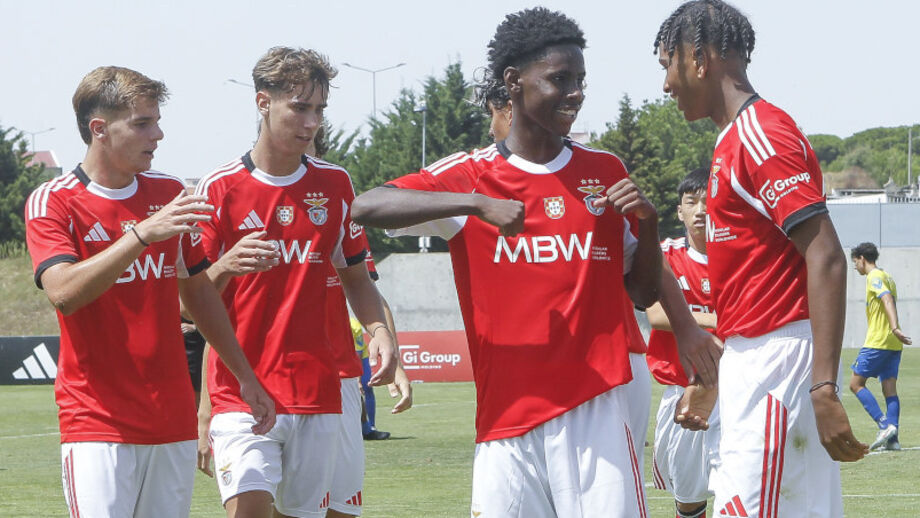Juvenis do Benfica goleiam Estoril por 4-0