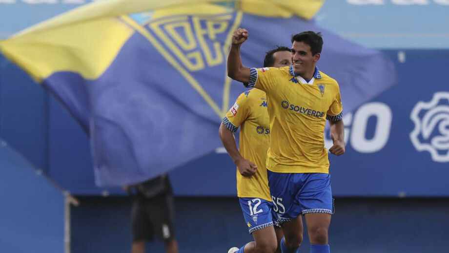 Jogadores do Estoril festejam o golo inaugural frente ao E. Amadora, na primeira jornada